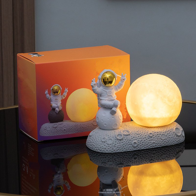 1pc Unique Space Astronaut Night Light, Desktop Ornament Reading Light, Desk Lamp Reading Light For New Year Valentine's Day Mother's Day Gift