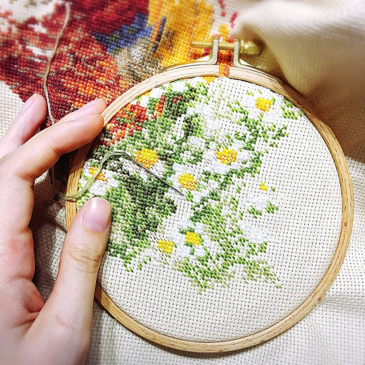 The difference between crossstitch and embroidery