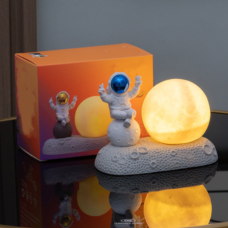 1pc Unique Space Astronaut Night Light, Desktop Ornament Reading Light, Desk Lamp Reading Light For New Year Valentine's Day Mother's Day Gift