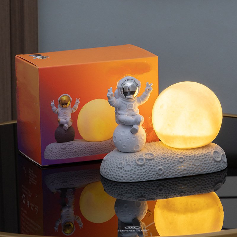 1pc Unique Space Astronaut Night Light, Desktop Ornament Reading Light, Desk Lamp Reading Light For New Year Valentine's Day Mother's Day Gift